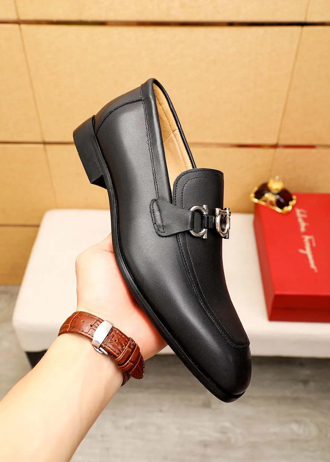 Men's shoes 💰442 💐 Product trademark: Ferragamo "Ferragamo" casual leather shoes Regular size: 38-44 (45.46🉑️customized) Product materials: Selected imported first-layer calfskin upper + original hardware buckle, imported water-dyed cow leather lining. Strong three-dimensional visual effect, combined outsole Color: 1⃣️color optional